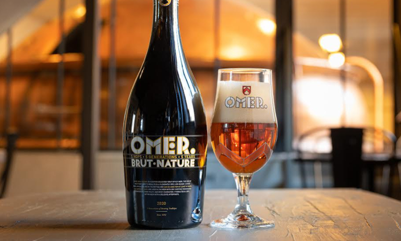 OMER Brut Nature fles en glas in de brouwerij